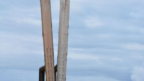 sci di legno monumento davanti alla partenza della cabinovia
